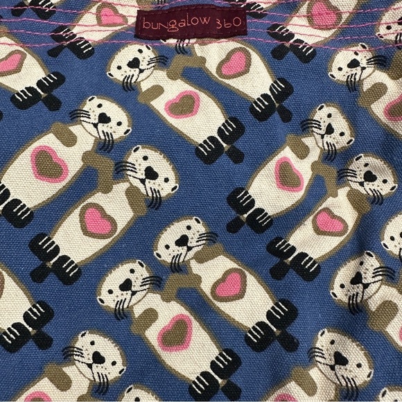 Bungalow 360 shoulder bag, otter print, adjustable strap, crossbody - Picture 2 of 8